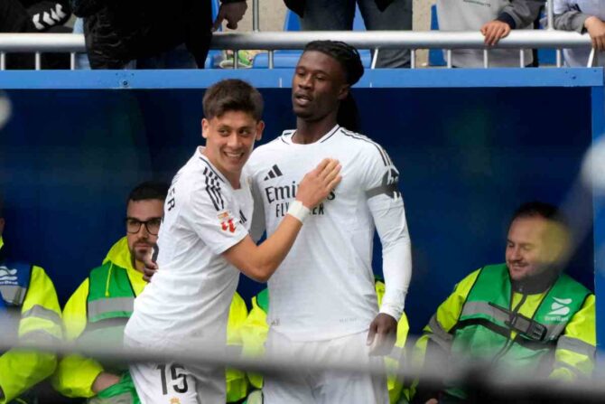 Camavinga esulta con un compagno