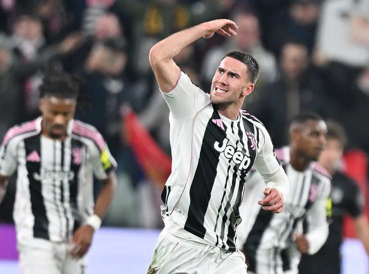 Vlahovic esulta dopo una rete