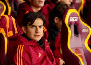 Dybala seduto in panchina