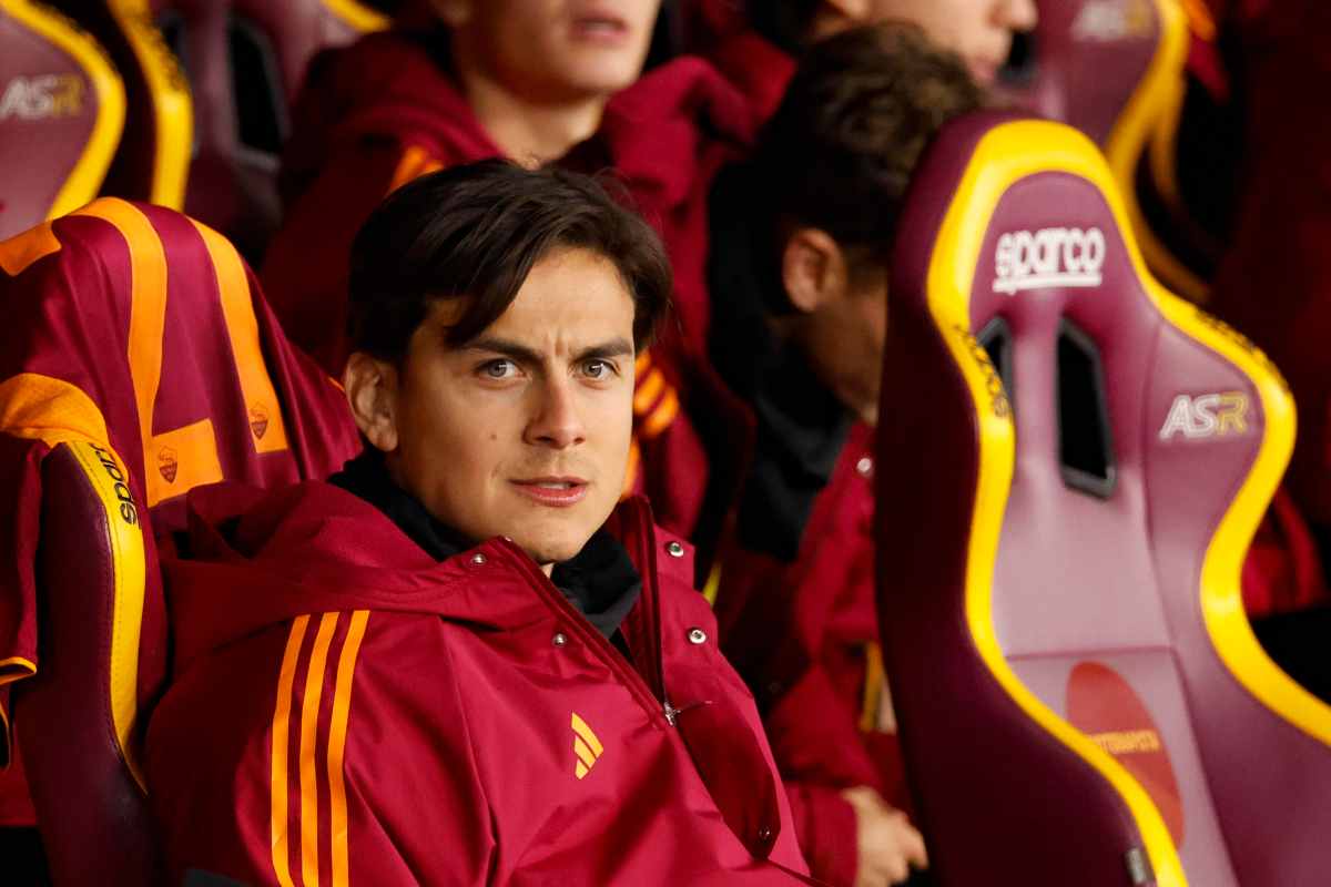 Dybala seduto in panchina