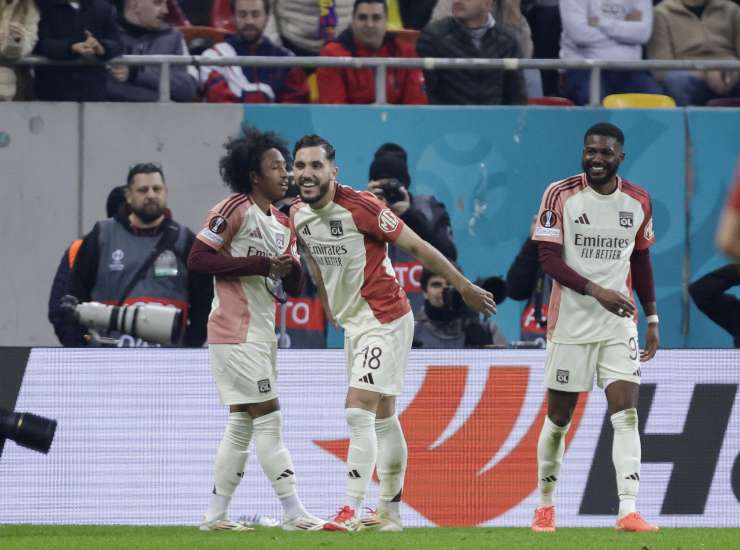 Fofana esulta con un compagno