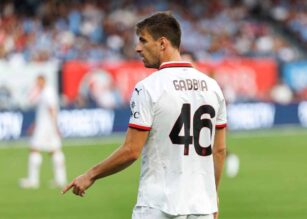 Gabbia con la maglia del Milan