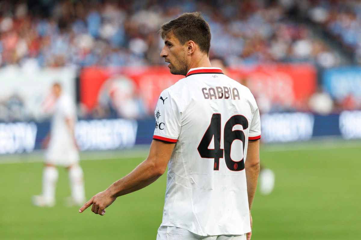 Gabbia con la maglia del Milan