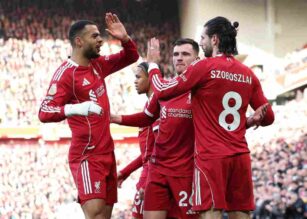 Gakpo esulta con i compagni