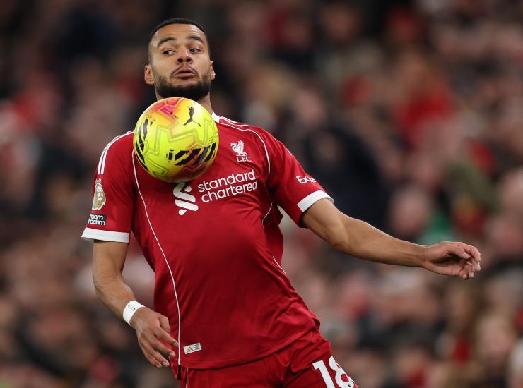 Gakpo controlla una palla