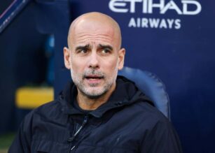 Guardiola seduto in panchina