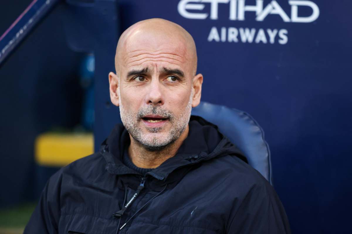 Guardiola seduto in panchina