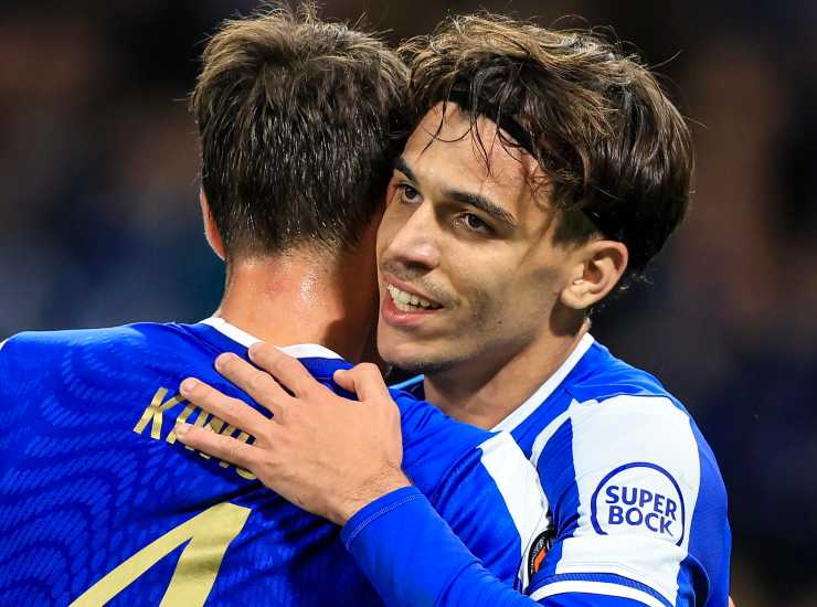 Kiwior abbraccia un calciatore
