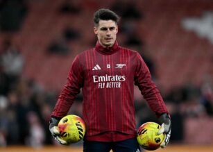 Kepa con i palloni in mano