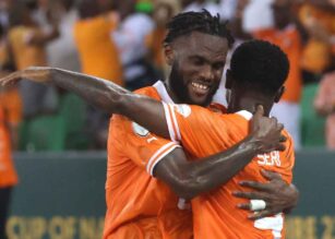 Kessie esulta con un compagno