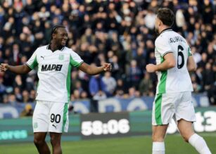 Kone esulta con un compagno