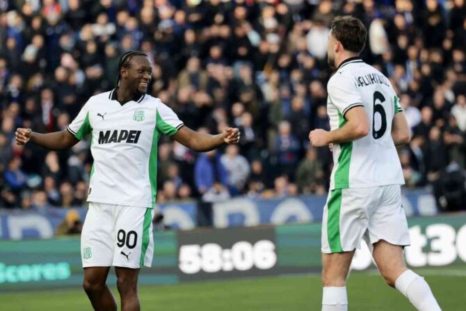 Kone esulta con un compagno