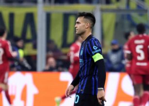 Lautaro con la fascia da capitano