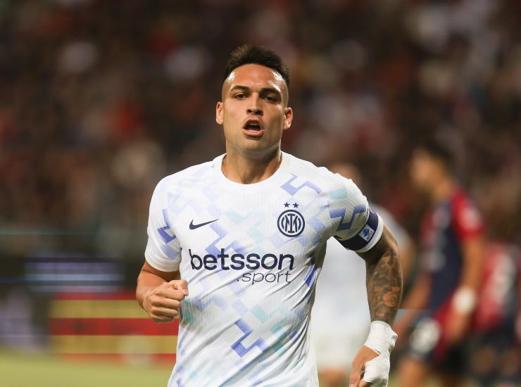 Lautaro esulta dopo una rete