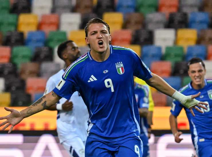 Retegui esulta dopo una rete