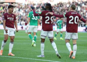 Fernandes esulta dopo una rete