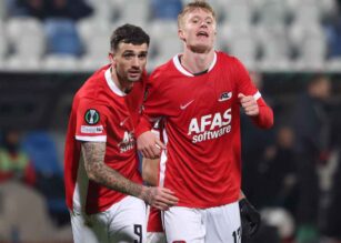 Parrott esulta con un compagno