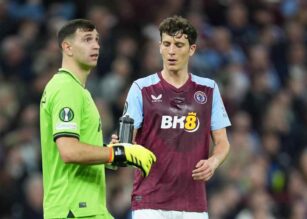 Pau Torres insieme a Dibu