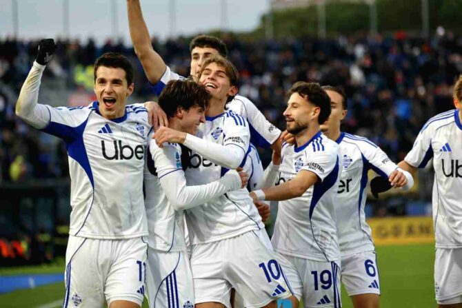 Perrone esulta con i compagni