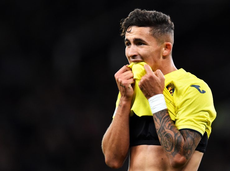 Pino con la maglia in bocca