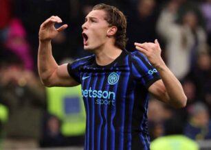 Esposito esulta dopo un gol