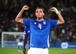 Retegui esulta dopo una rete