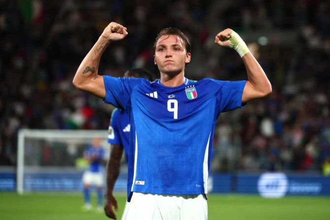 Retegui esulta dopo una rete