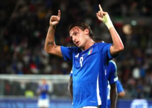 Retegui esulta dopo una rete