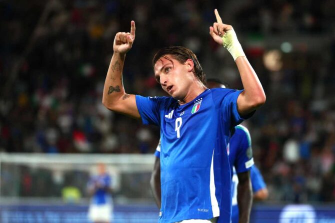 Retegui esulta dopo una rete