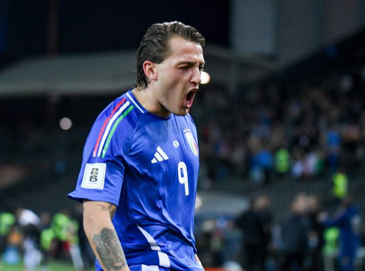 Retegui esulta dopo una rete