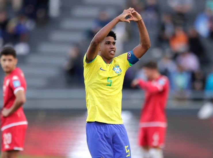 Santos esulta dopo una rete