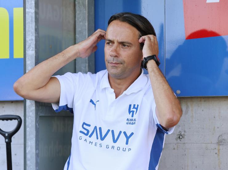 Inzaghi seduto in panchina