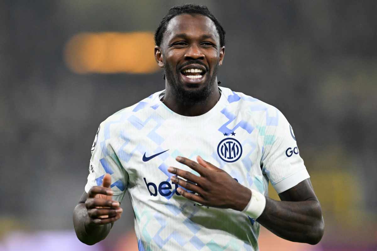 Thuram sorridente in primo piano