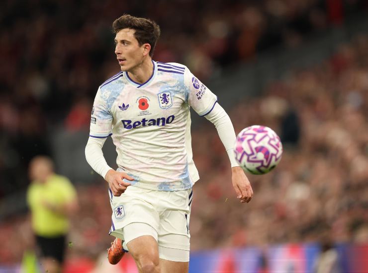 Pau Torres insegue la palla