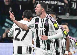 Vlahovic esulta dopo una rete