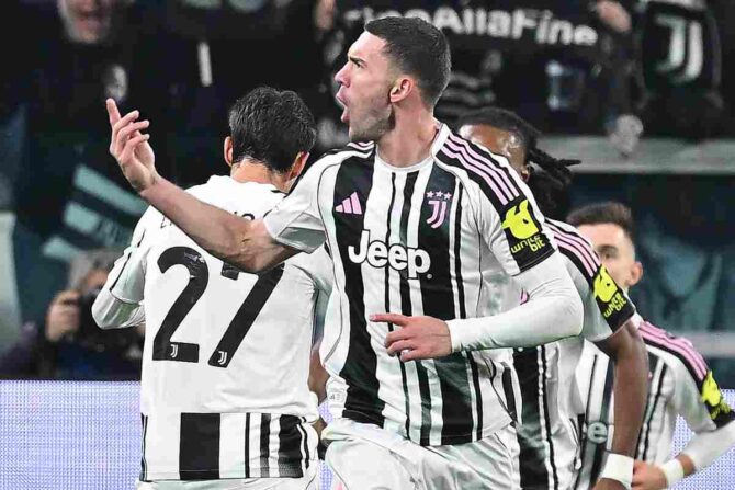 Vlahovic esulta dopo una rete