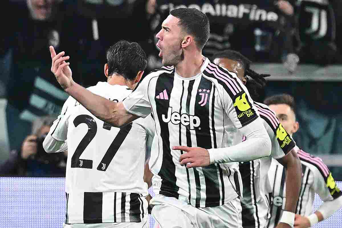 Vlahovic esulta dopo una rete