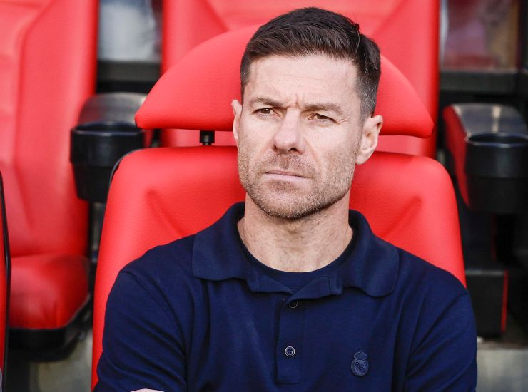 Xabi Alonso seduto in panchina