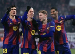 Dani Olmo esulta con i compagni