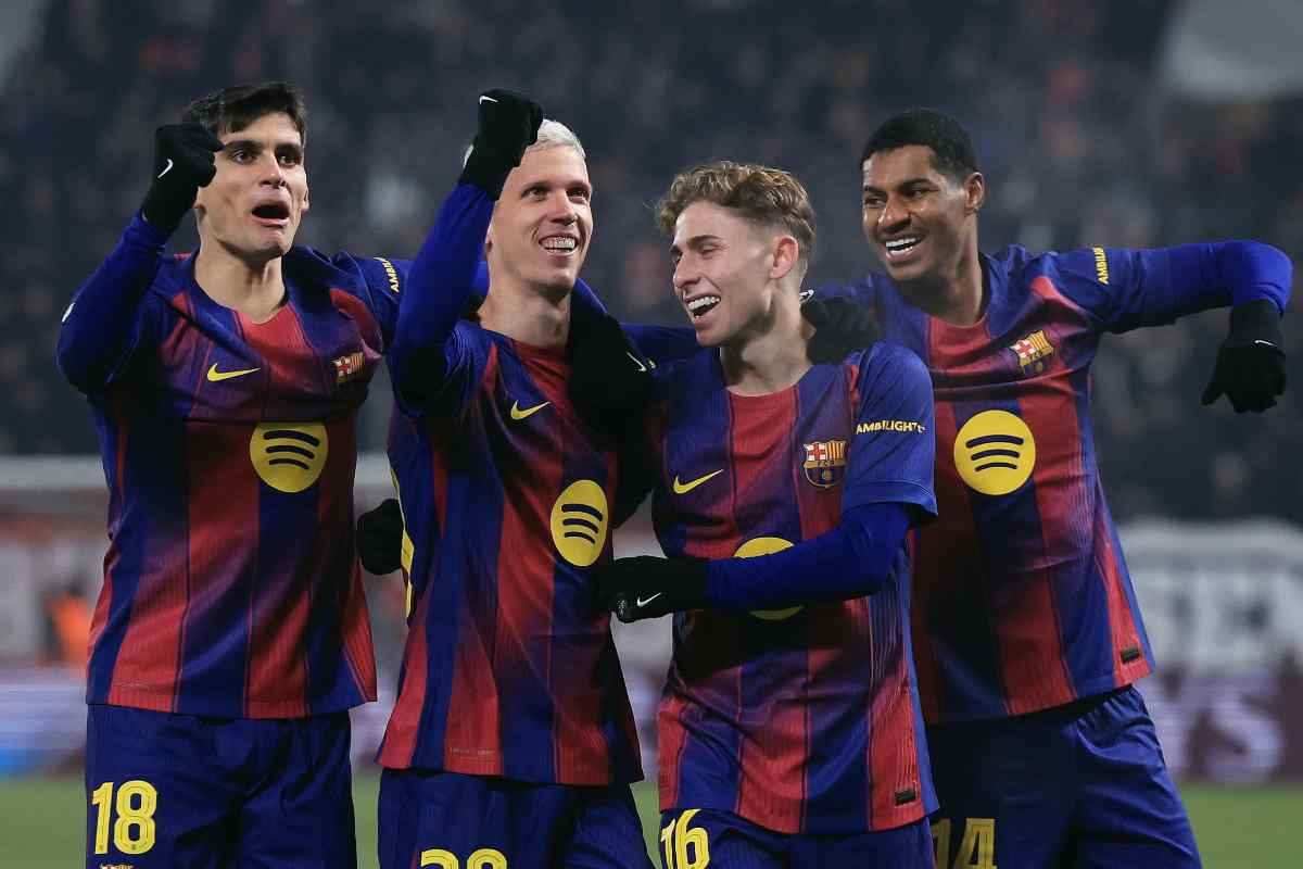 Dani Olmo esulta con i compagni