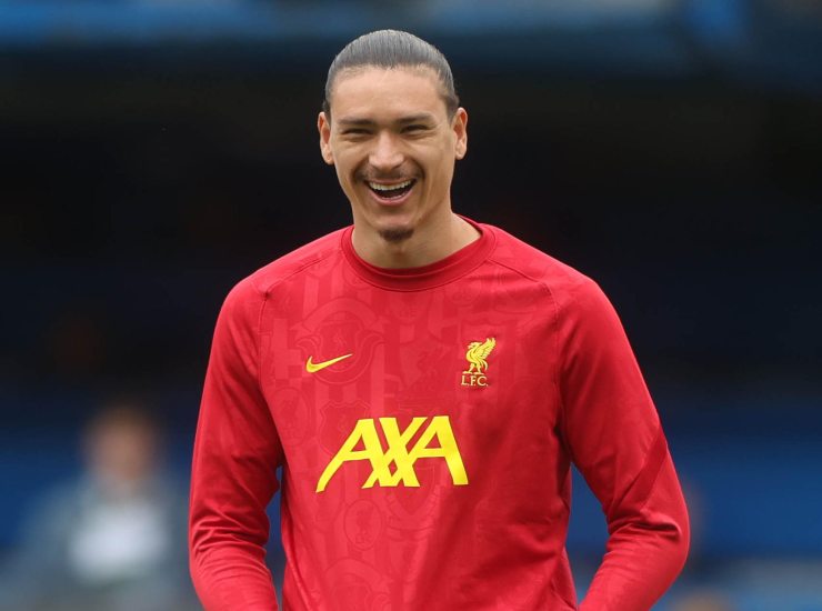 Nunez sorridente in primo piano