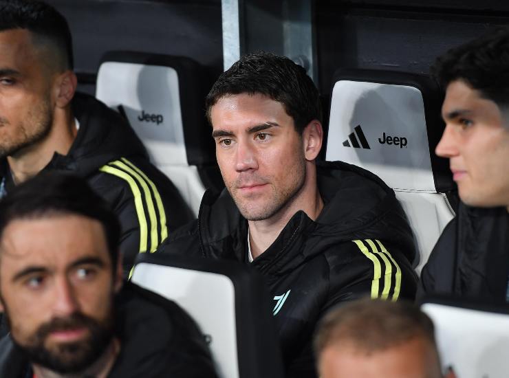 Vlahovic seduto in panchina