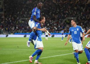 Kean esulta con Retegui