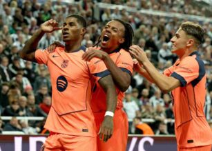 Kounde esulta con i compagni