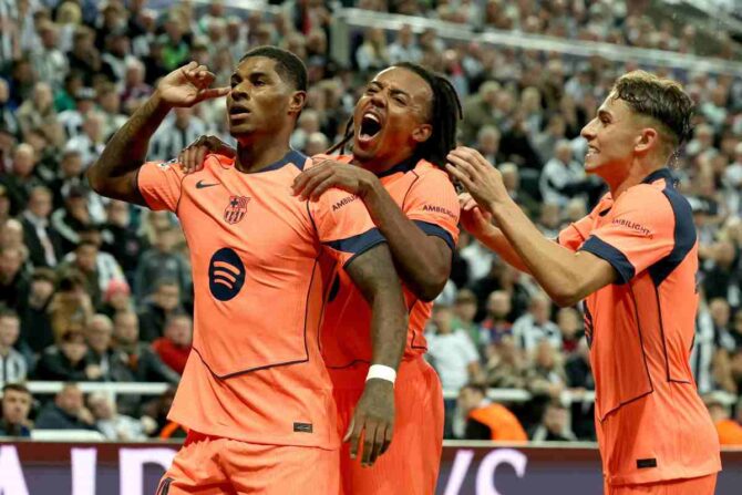 Kounde esulta con i compagni