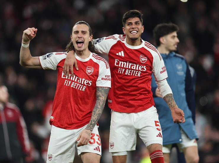 Calafiori esulta con un compagno