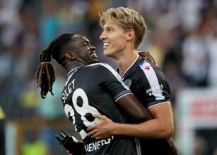 Solet e Kristensen si abbracciano