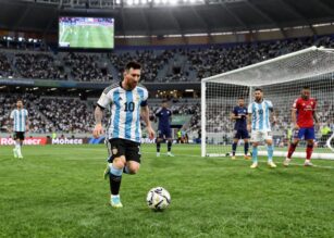 Lionel Messi salutato dagli argentini come D10S