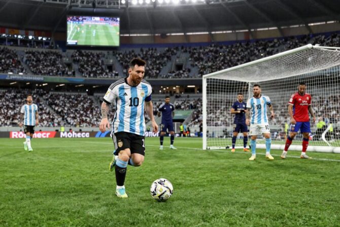 Lionel Messi salutato dagli argentini come D10S