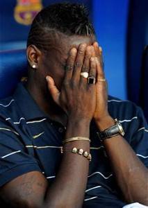 Balotelli mani in faccia